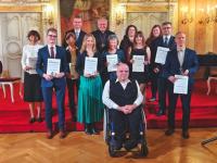 Od hasičů po „plumlovskou Matku Terezu“: Olomoucký kraj ocenil Křesadlem 8 inspirativních dobrovolníků Od hasičů po „plumlovskou Matku Terezu“: Olomoucký kraj ocenil Křesadlem 8 inspirativních dobrovolníků