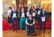 Od hasičů po „plumlovskou Matku Terezu“: Olomoucký kraj ocenil Křesadlem 8 inspirativních dobrovolníků Od hasičů po „plumlovskou Matku Terezu“: Olomoucký kraj ocenil Křesadlem 8 inspirativních dobrovolníků