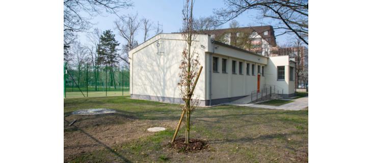 Hrabání trávy u nízkoprahového klubu Hrabání trávy u nízkoprahového klubu