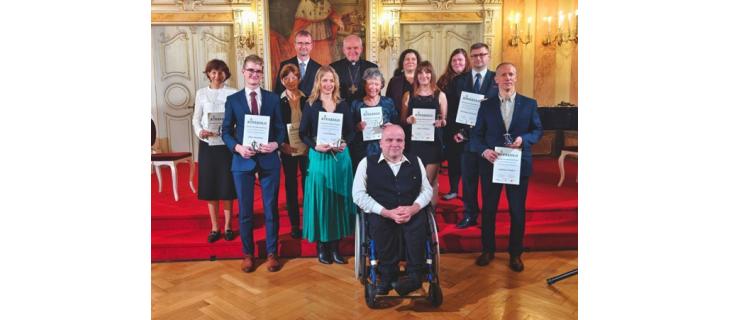 Od hasičů po „plumlovskou Matku Terezu“: Olomoucký kraj ocenil Křesadlem 8 inspirativních dobrovolníků Od hasičů po „plumlovskou Matku Terezu“: Olomoucký kraj ocenil Křesadlem 8 inspirativních dobrovolníků