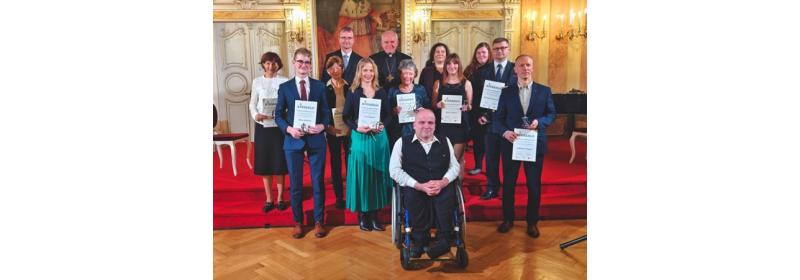 Od hasičů po „plumlovskou Matku Terezu“: Olomoucký kraj ocenil Křesadlem 8 inspirativních dobrovolníků Od hasičů po „plumlovskou Matku Terezu“: Olomoucký kraj ocenil Křesadlem 8 inspirativních dobrovolníků